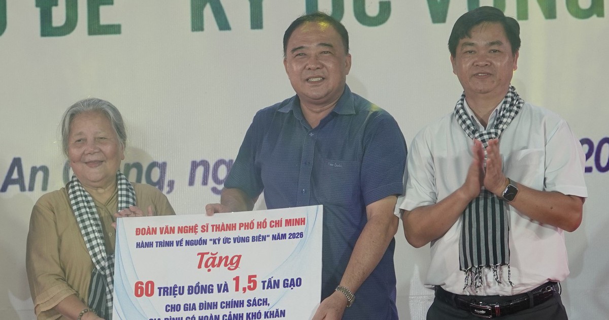 Văn nghệ sĩ TP.HCM trao 166 phần quà cho bà con xã Ba Chúc, An Giang