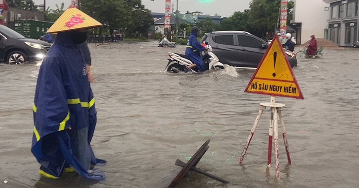 Mưa lớn biến nhiều đường ở Hải Phòng thành sông