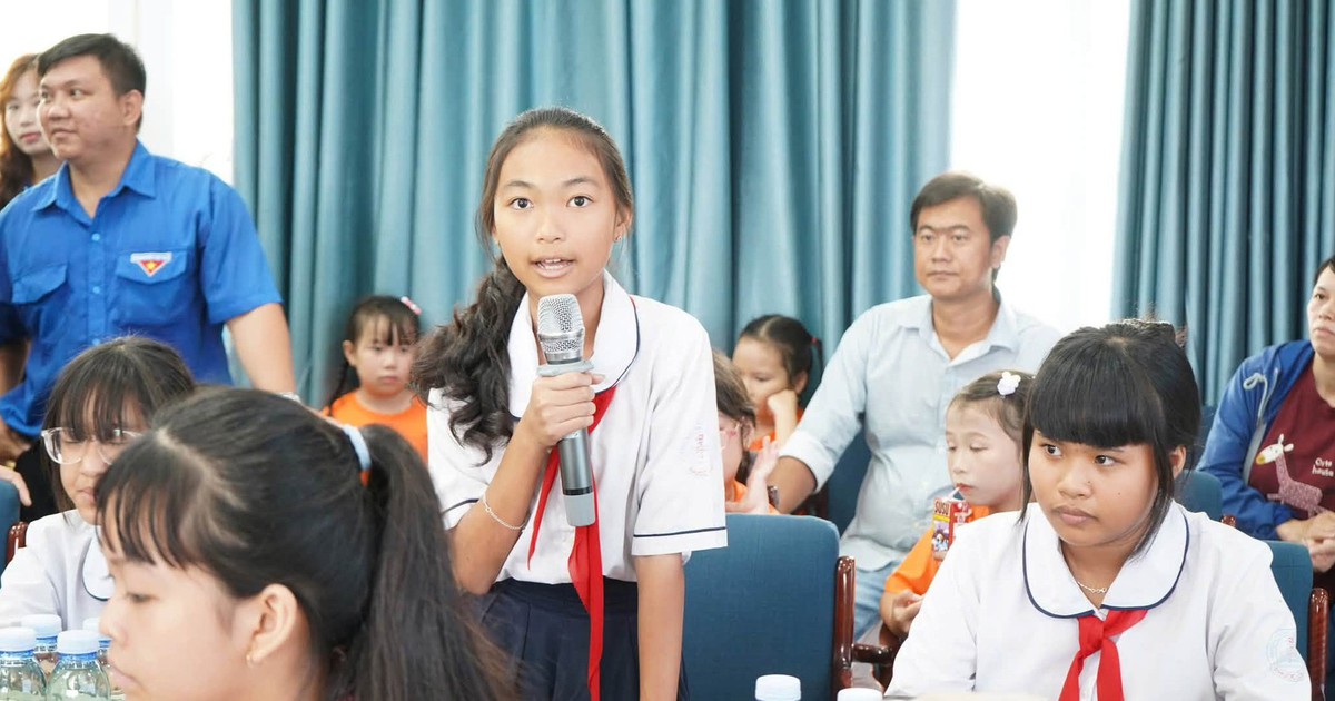 Lãnh đạo xã Nhà Bè gặp gỡ, lắng nghe thiếu nhi