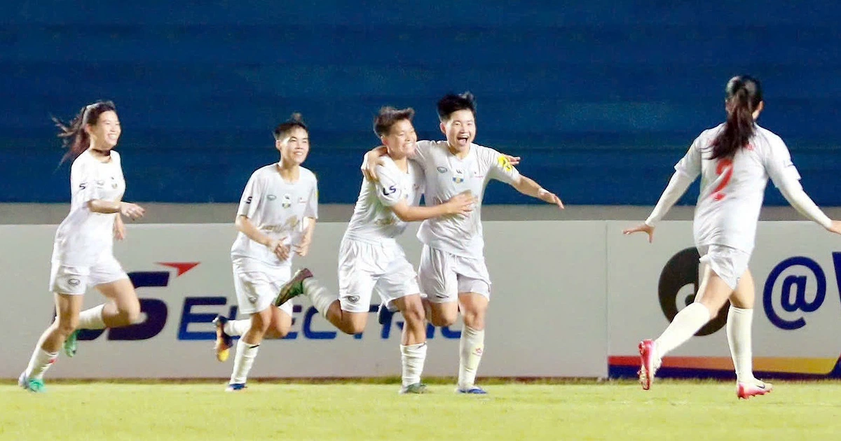 Ba quả phạt đền trong một trận đấu với tỉ số 7-0