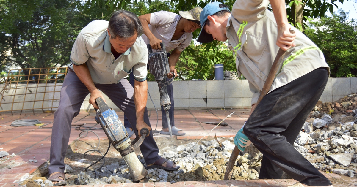 Đào đất móng trụ, chuẩn bị di dời bia tưởng niệm anh hùng liệt sĩ ở công viên Lê Thị Riêng
