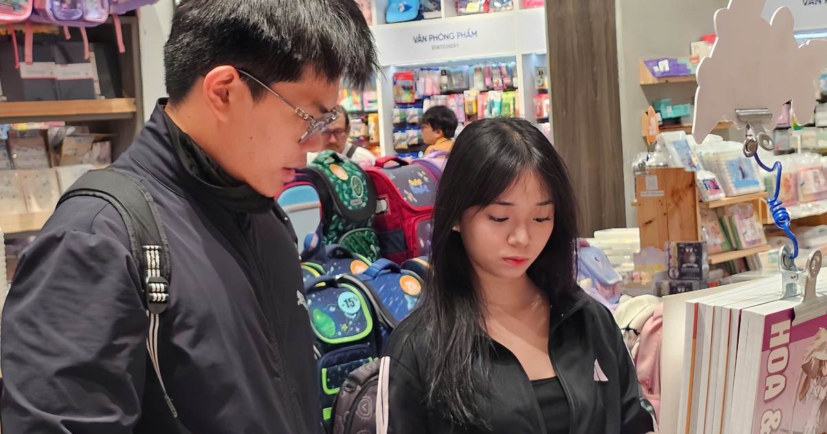 Cuộc chiến cân não của phụ huynh trước mùa tựu trường
