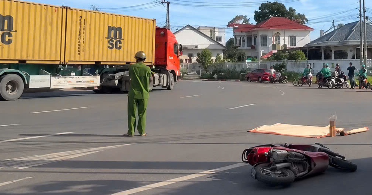 Xe tải chuyển hướng bất ngờ tông nữ sinh 15 tuổi tử vong