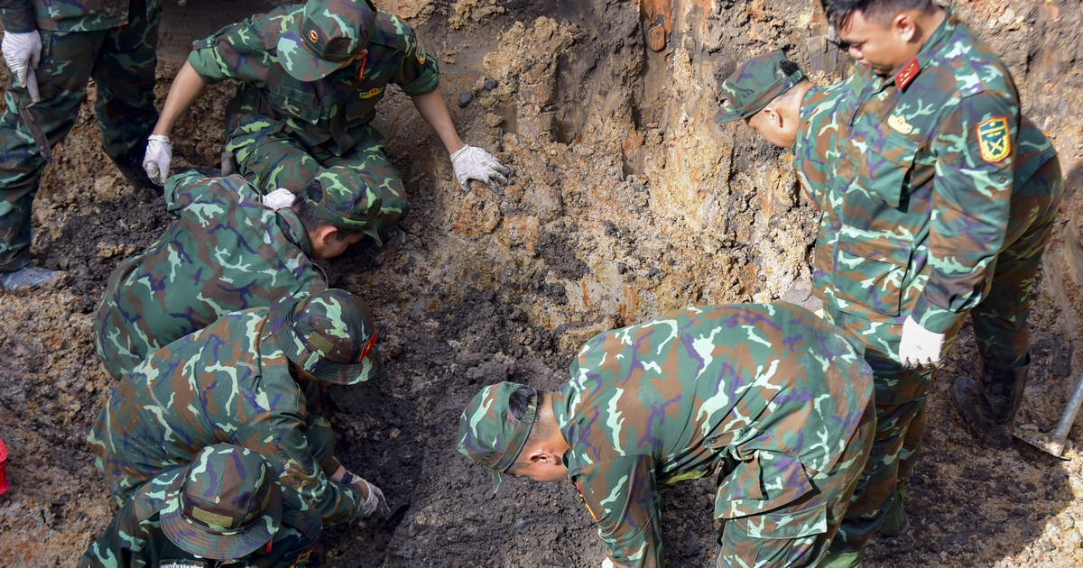 Ngày 1-8: Đào 200m³ đất, tìm thấy thêm 8 bộ hài cốt liệt sĩ tại công viên Lê Thị Riêng