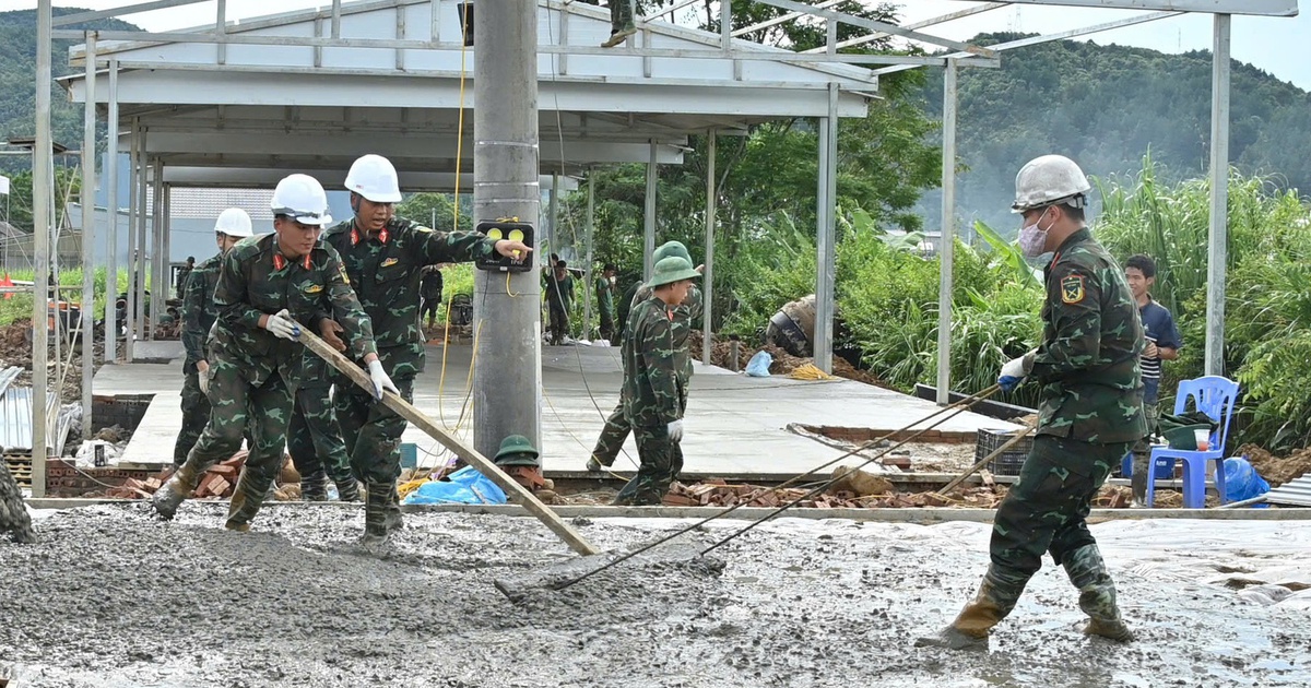 Tạm gác đồ án tốt nghiệp, học viên quân đội lên Mường Than dựng nhà cho bà con vùng lũ