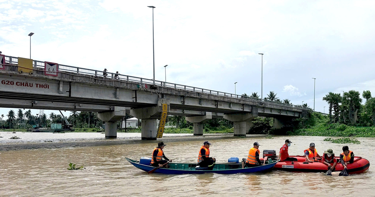 Phát hiện đôi dép trên cầu, cảnh sát lặn tìm thấy thi thể thiếu niên