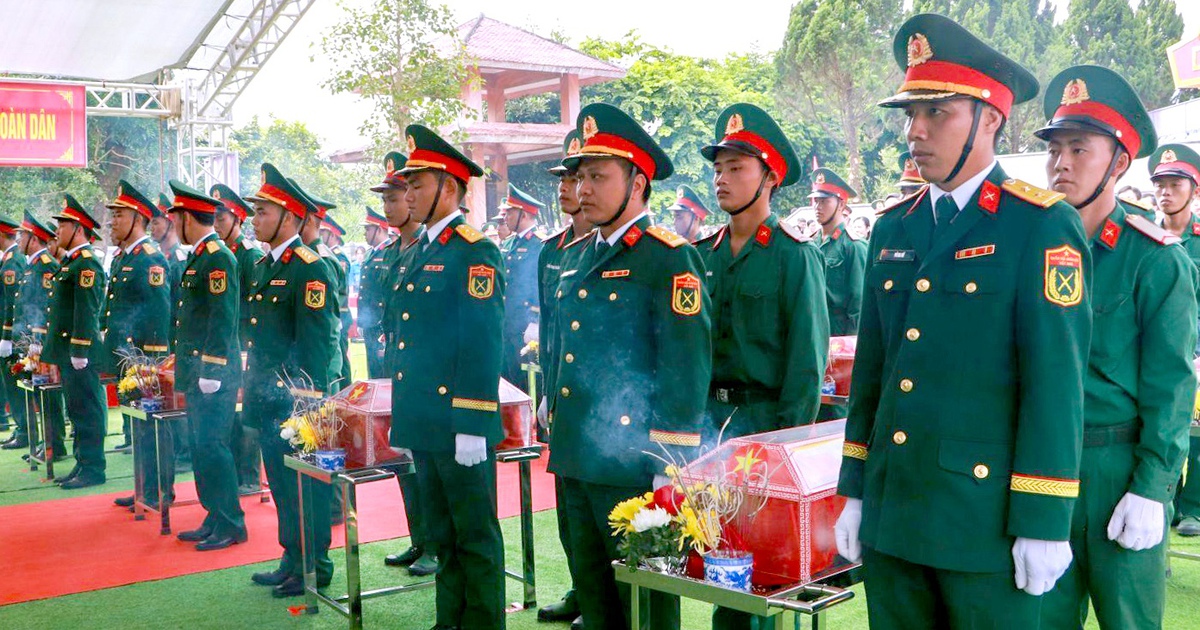 Hình ảnh lễ truy điệu và an táng 47 hài cốt liệt sĩ sau 75 năm nằm trong mộ tập thể