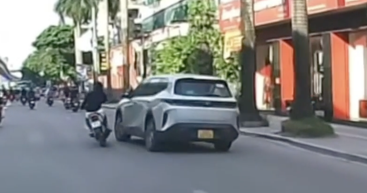 Xác minh clip ô tô và xe máy liên tục tạt đầu nhau, người đi xe máy bị hất ngã