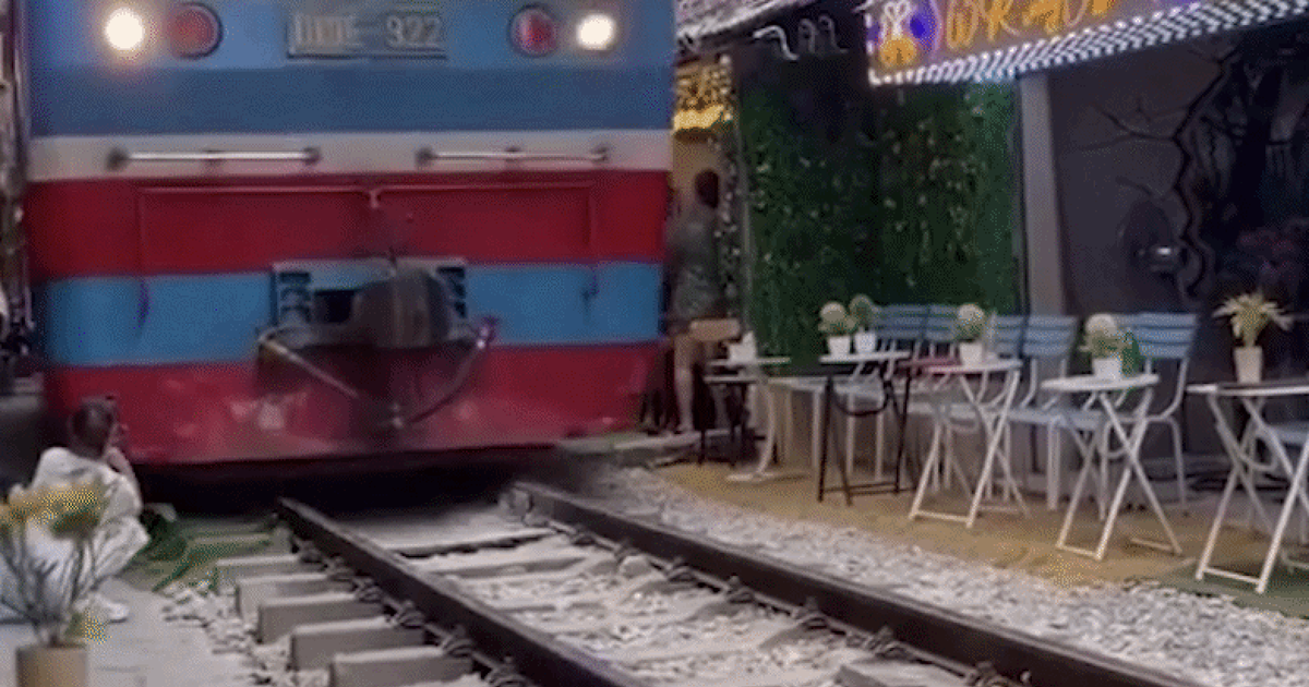 Cô gái ngồi sát đường ray ở 'phố cà phê đường tàu' bị tàu hỏa hất văng điện thoại