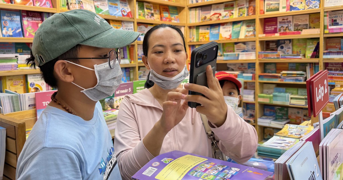 Phụ huynh TP.HCM chạy 3 nhà sách vẫn không mua đủ bộ sách giáo khoa cho con
