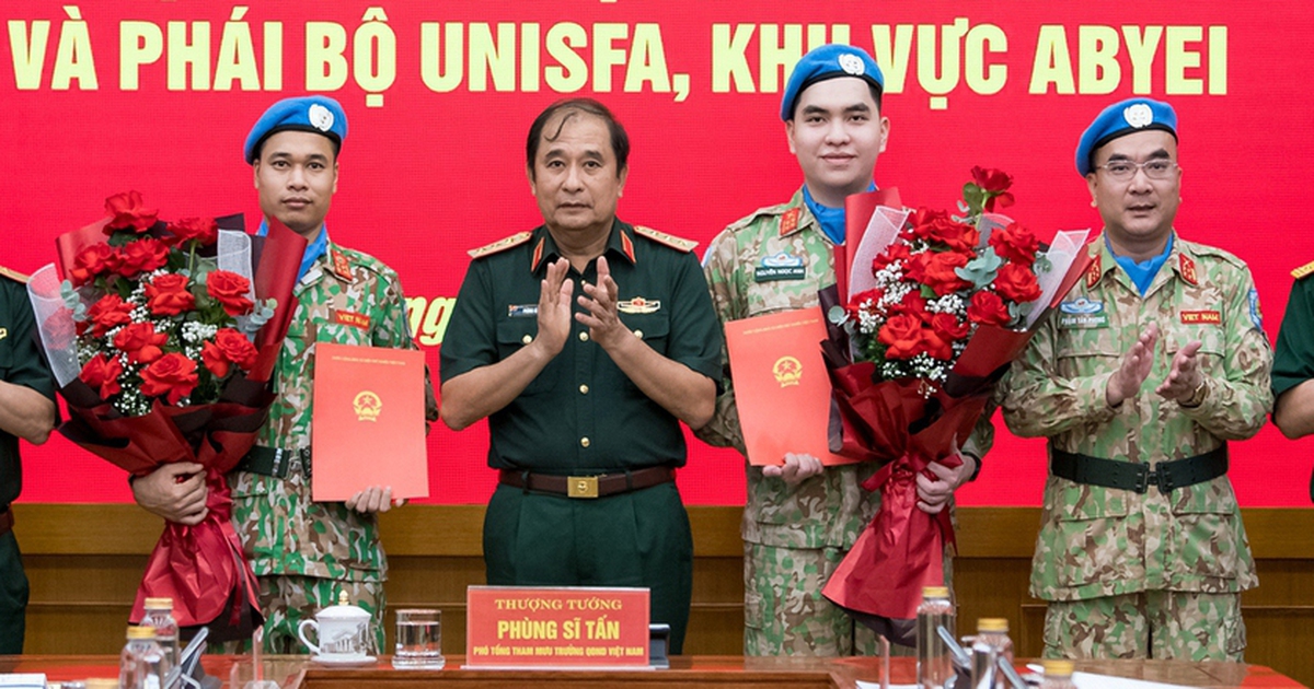 Trao quyết định của Chủ tịch nước, quyết định của Bộ trưởng Bộ Quốc phòng cho sĩ quan đi thực hiện nhiệm vụ gìn giữ hòa bình