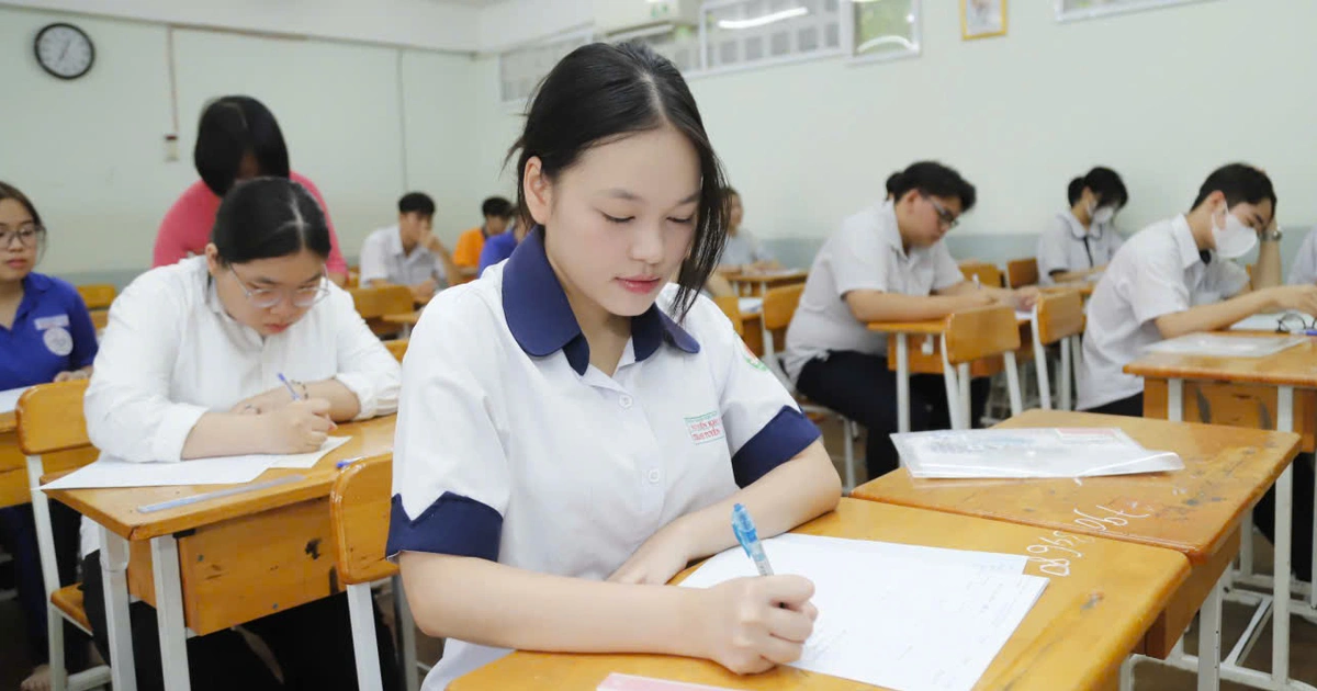 Điểm chuẩn nhiều ngành cao chót vót, mỗi môn 9,5 điểm vẫn rớt