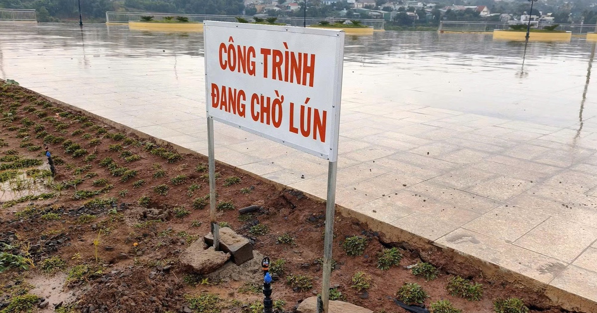 Quảng trường 'chờ lún': Bạn đọc đề nghị kiểm định độc lập