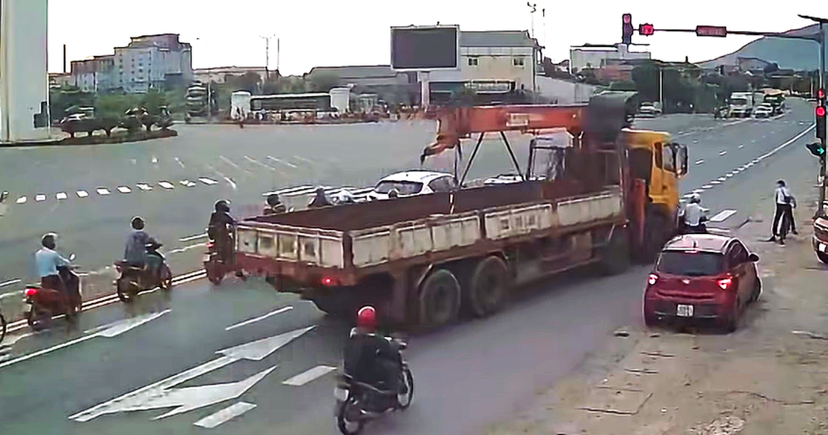Xe tải cẩu đâm liên hoàn 3 xe máy đang dừng đèn đỏ
