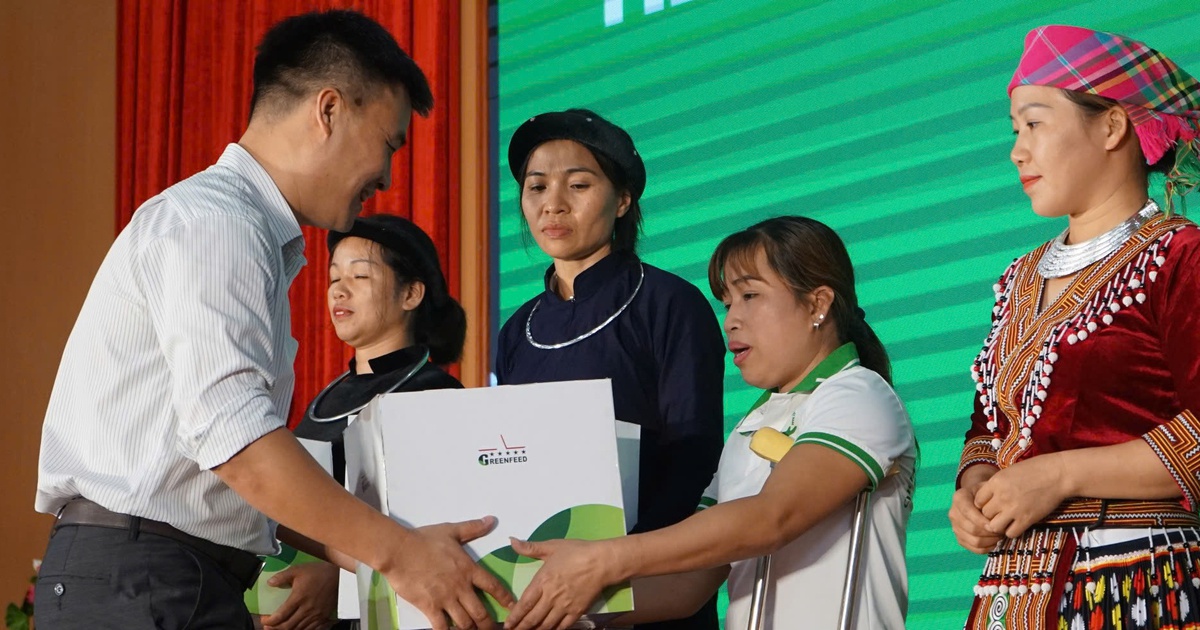 'Tiếp sức nhà nông' trao vốn cho 40 hộ dân khó khăn ở Lâm Đồng