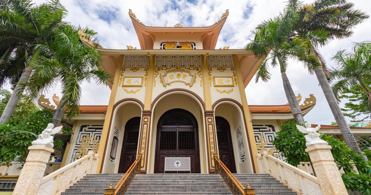 Ngỡ ngàng nhà thờ Tân Hòa mang dáng đình làng Việt