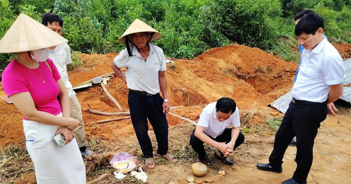 Xây hàng rào đụng mộ gạch cổ, khai quật thấy kiếm, chân đèn, tiền cổ