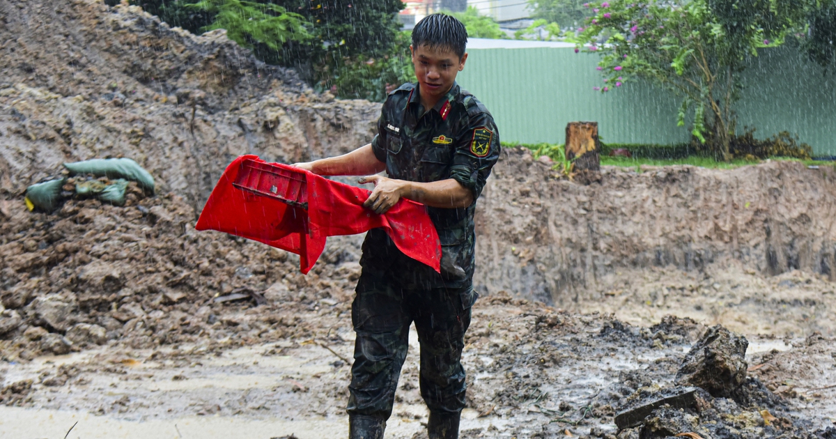 Miệt mài dưới trời mưa tìm hài cốt liệt sĩ trong hố chôn thứ hai tại công viên Lê Thị Riêng