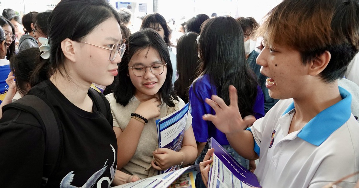 Điểm chuẩn ngành báo chí từ gần 30 xuống 22: Người trẻ đang chọn gì?