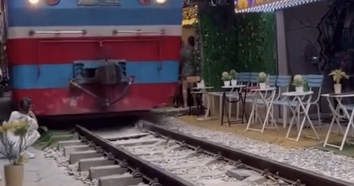 Phạt quán cà phê vụ cô gái ngồi sát đường ray bị tàu hỏa húc văng điện thoại