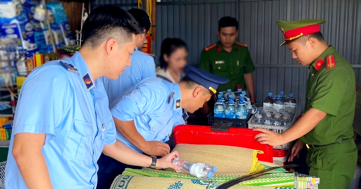 Người phụ nữ đổ nước vào chai cũ bán trước cổng bệnh viện gây xôn xao