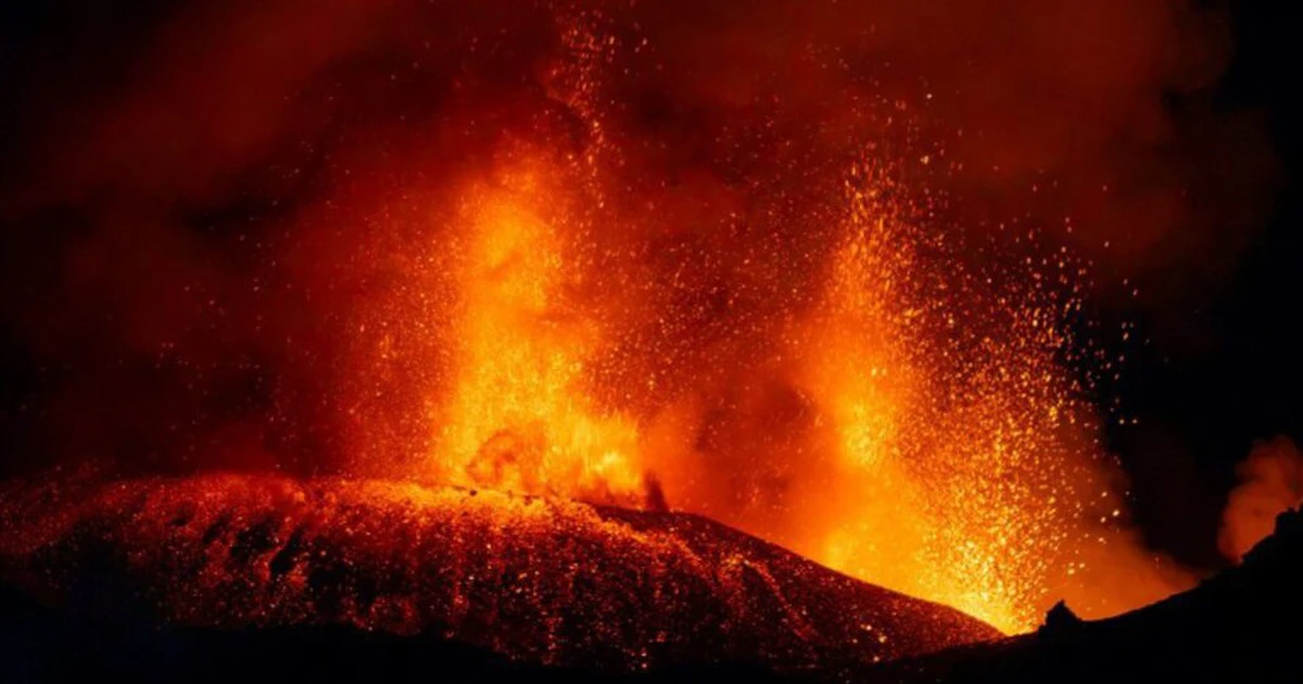 Núi lửa Etna phun trào dữ dội, hàng ngàn du khách mắc kẹt ở Sicily
