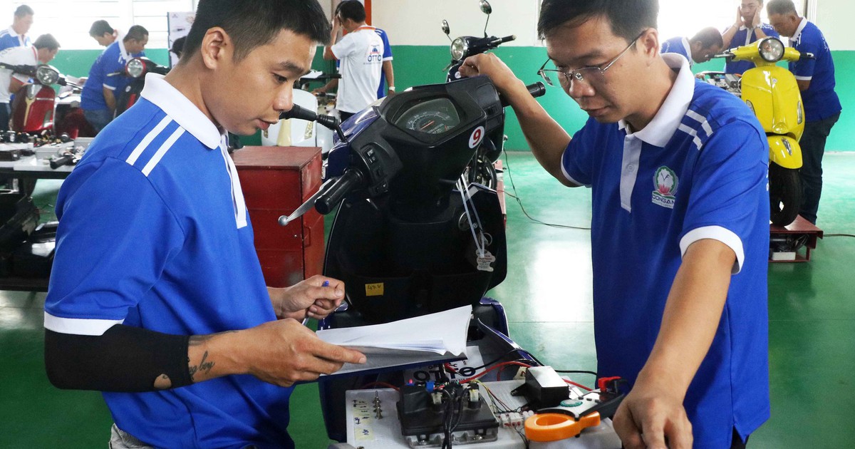 Trường nghề bắt tay doanh nghiệp: U60 cũng đến lớp học lái xe điện