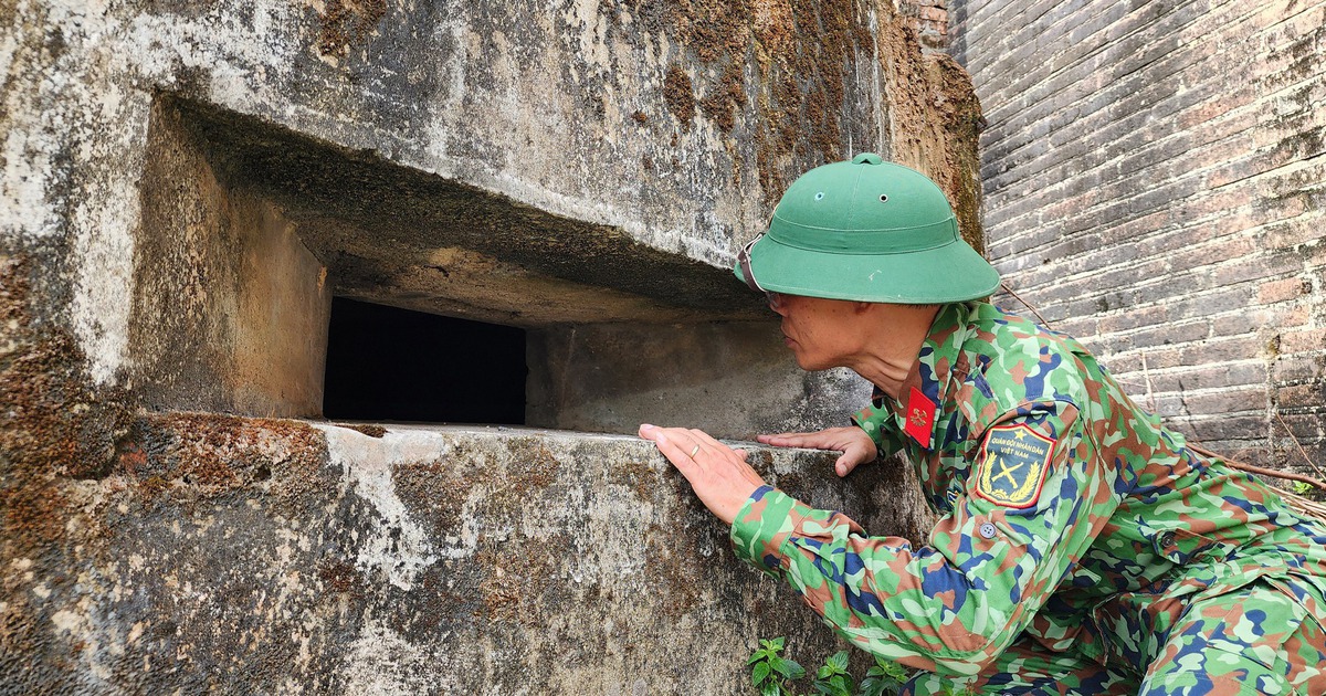 Bộ đội công binh tháo dỡ lô cốt quân sự trong Kinh thành Huế