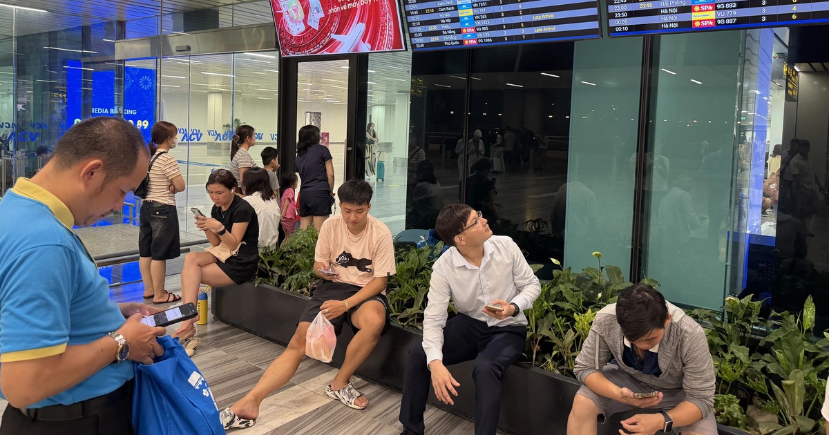 60 chuyến bay ảnh hưởng, nửa đêm hành khách mệt mỏi chờ đợi ở sân bay