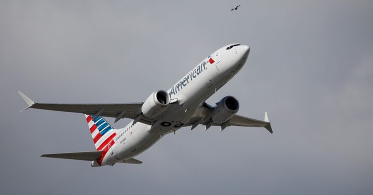 Động cơ máy bay American Airlines bốc cháy sau khi đâm phải đàn chim
