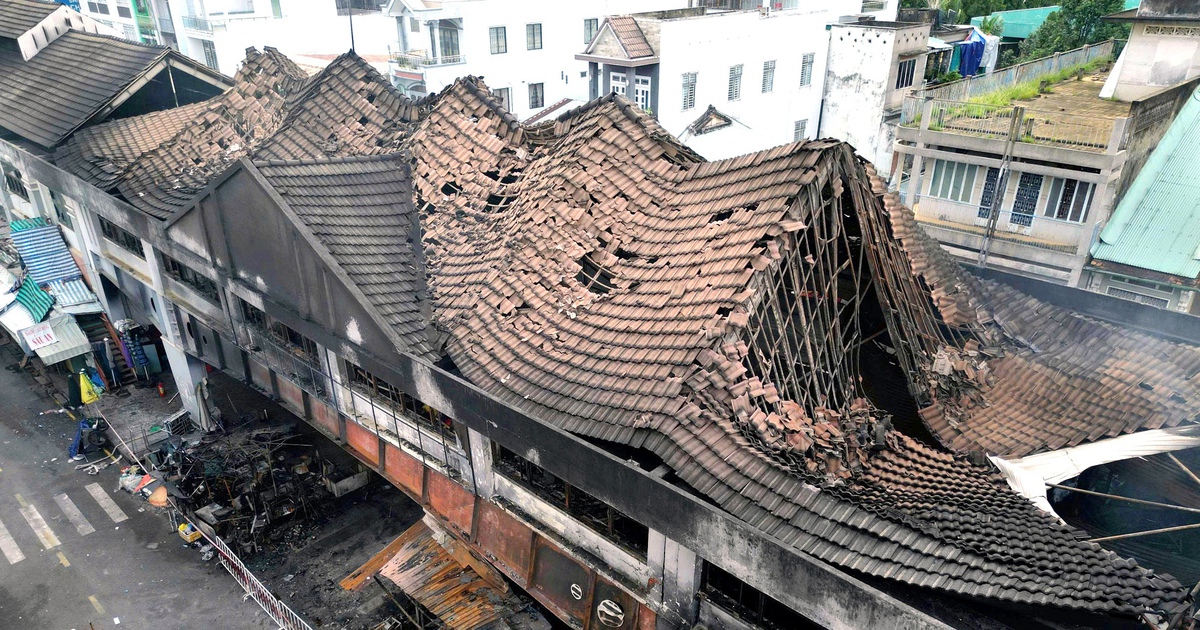 Phá dỡ khẩn cấp gần 500m² nhà lồng khu trung tâm thương mại Biên Hòa sau vụ cháy