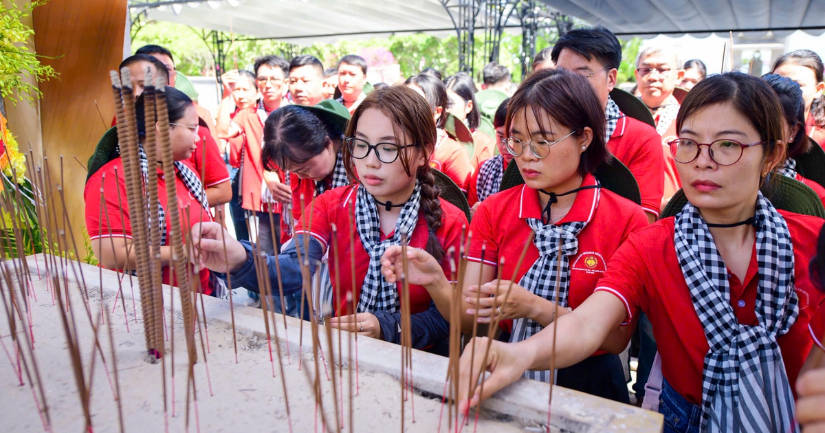Đoàn cán bộ tuyên giáo, báo chí xuất bản TP.HCM thăm các địa chỉ đỏ, tặng quà ở Quảng Trị