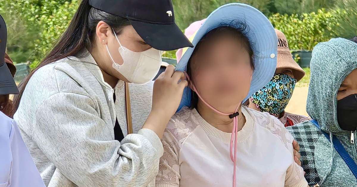 Cha mẹ nam du khách Trung Quốc chờ tin con trên bãi biển Tuy Hòa