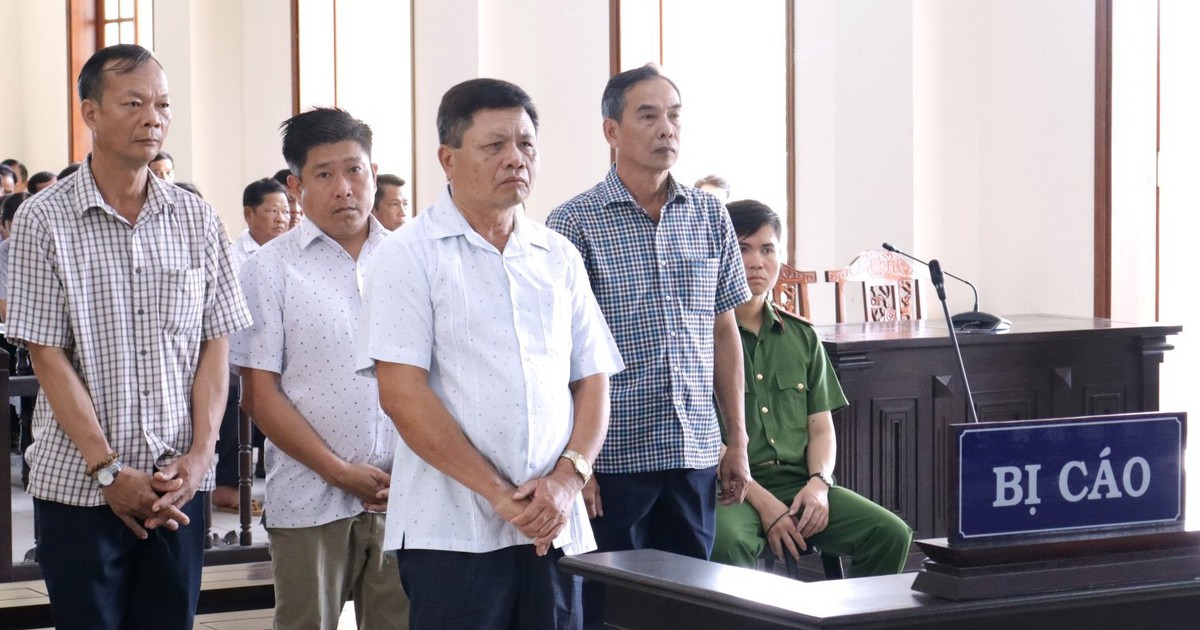 Hai cựu phó chủ tịch huyện hầu tòa vì duyệt bán 183 nền nhà cụm dân cư vượt lũ sai đối tượng