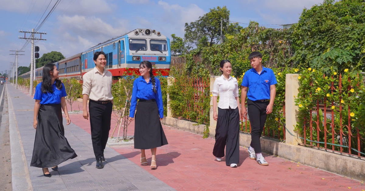 Đường tàu - đường hoa, điểm nhấn xanh của tuổi trẻ Dĩ An