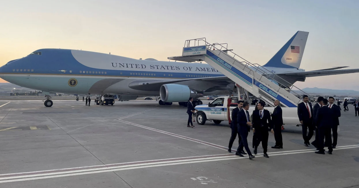 Hé lộ loại vũ khí đe dọa khiến ông Trump phải bí mật rời chiếc Air Force One bằng xe chở suất ăn