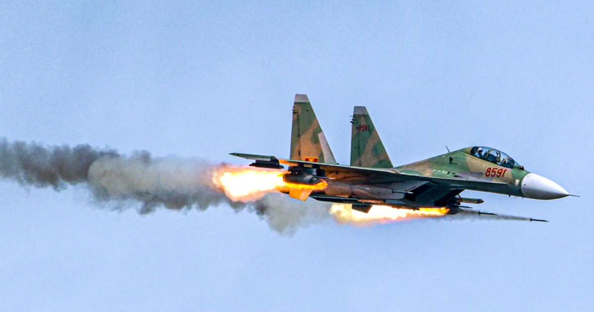 Xem tiêm kích Su-30MK2, Su-27, trực thăng Mi diễn tập bắn, ném bom đạn thật