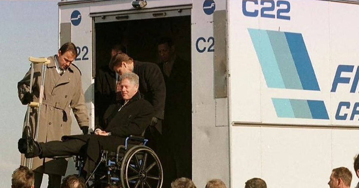Cựu tổng thống Bill Clinton từng xuống Air Force One bằng xe suất ăn như ông Trump?