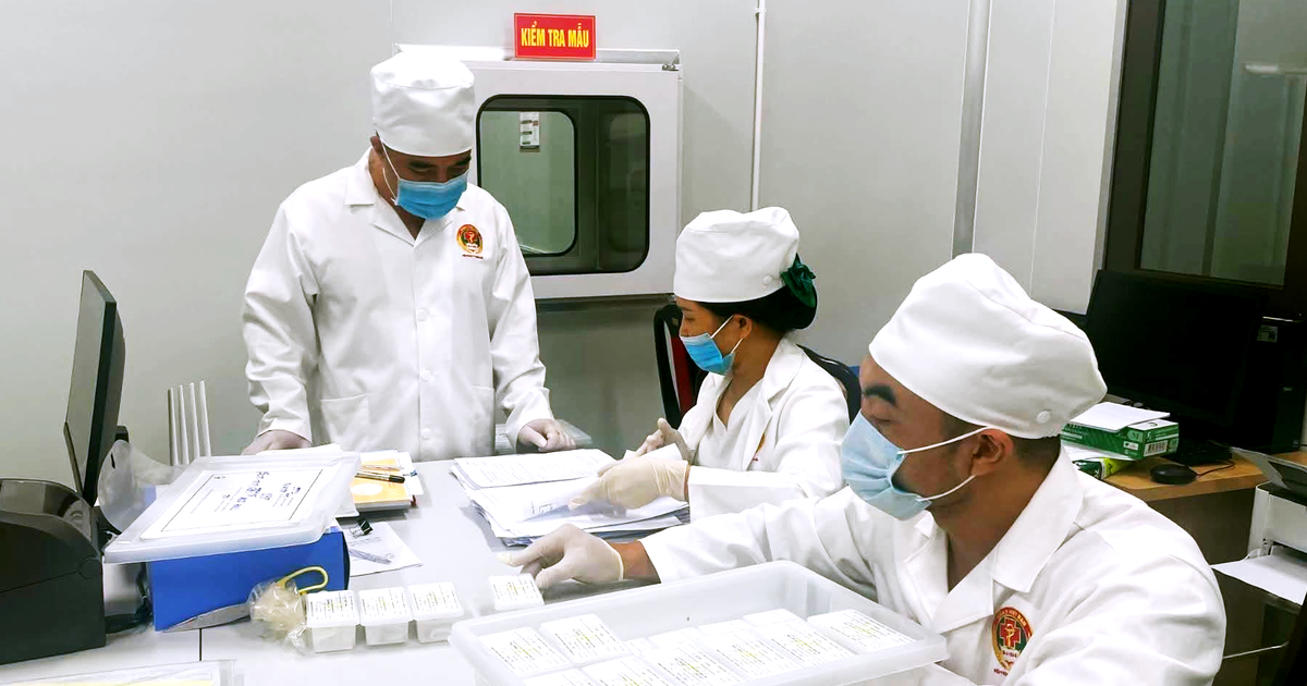 Hình ảnh mẫu sinh phẩm hài cốt liệt sĩ di chuyển bằng máy bay từ Chu Lai ra Hà Nội