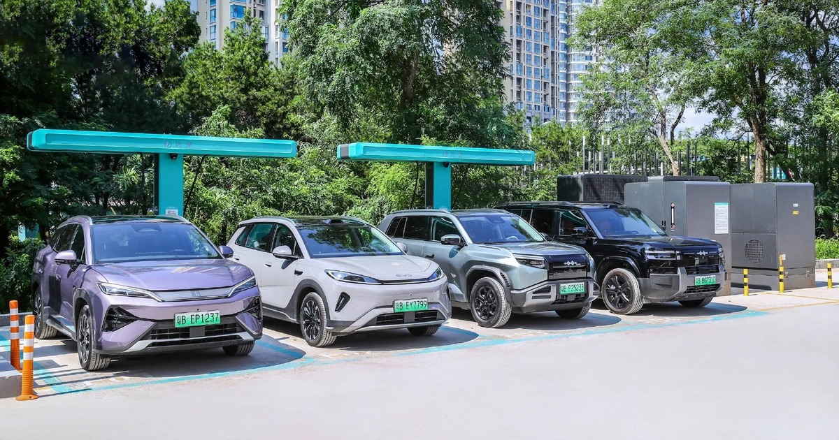Trạm xăng có trụ sạc xe điện, ghế ngả và thiết bị sức khỏe cho tài xế chờ sạc