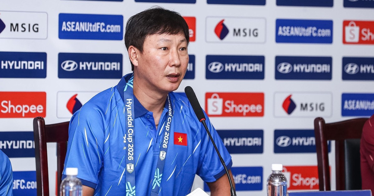 HLV Kim Sang Sik bắt đầu trả lời họp báo trước trận gặp Malaysia ở bán kết ASEAN Cup 2026