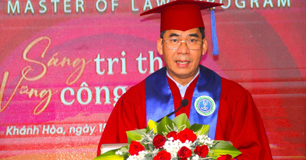 Trường ĐH Luật TP.HCM trao bằng thạc sĩ cho 46 học viên tại Nha Trang
