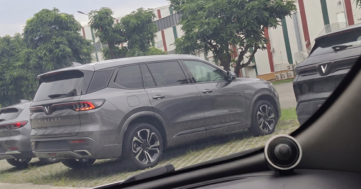 Xe lạ xuất hiện trong nhà máy VinFast: Gầm cao hơn VF 9, có thể là xe điện sạc máy xăng