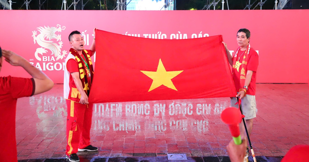 CĐV TP.HCM đội mưa xem Việt Nam đấu Malaysia ở phố đi bộ Nguyễn Huệ