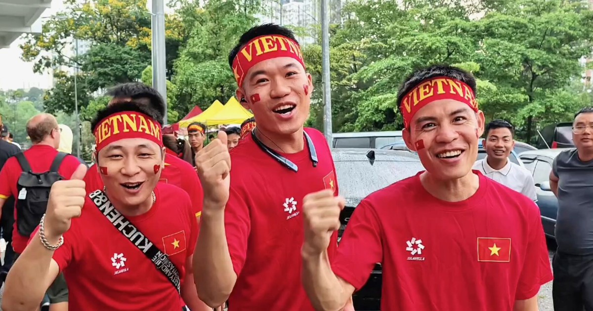 Cổ động viên Việt Nam hừng hực khí thế trước giờ vào sân Kuala Lumpur