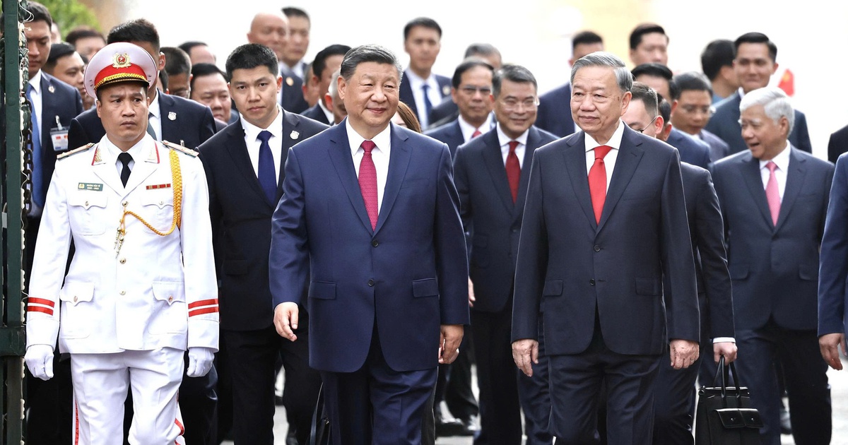 Cảnh vệ Việt Nam kể chuyện che ô giữa mưa, bảo vệ nguyên thủ dạo phố, ăn bún chả