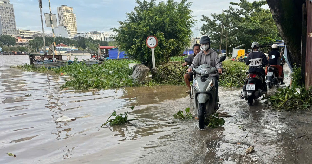 Dân bức xúc vì đường thi công dang dở, ngập nước, rác tồn đọng