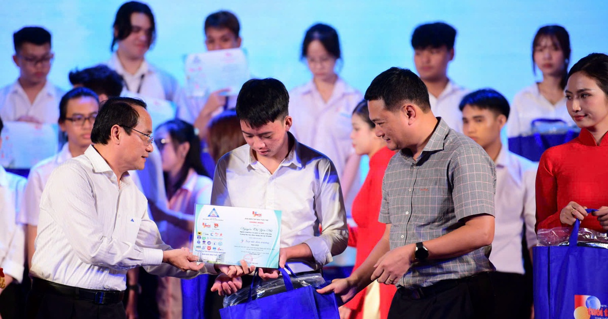 Các trường đại học tại TP.HCM ủng hộ Tuổi Trẻ 252 suất học bổng Tiếp sức đến trường, hơn 4 tỉ đồng