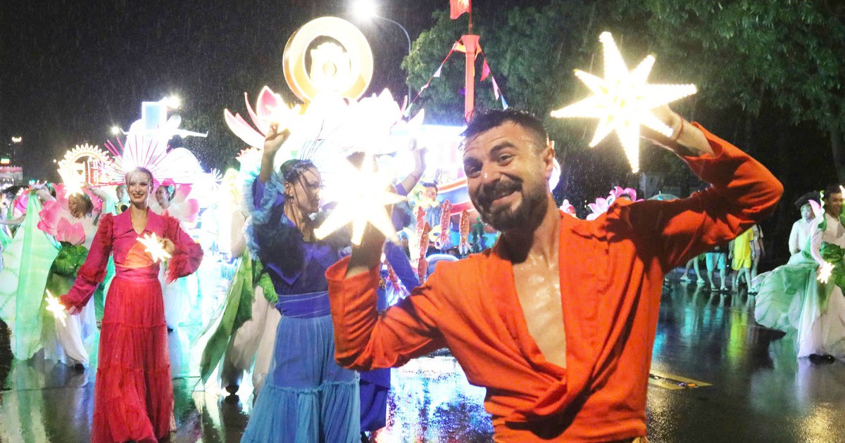'Biển người' đội mưa xem lễ hội đường phố Carnival lớn nhất Nghệ An