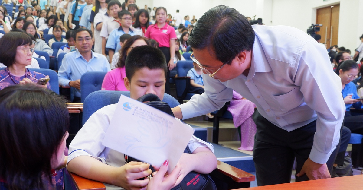 TP.HCM trao cả trăm suất học bổng cho trẻ nghèo, mồ côi vì COVID-19 vào năm học mới